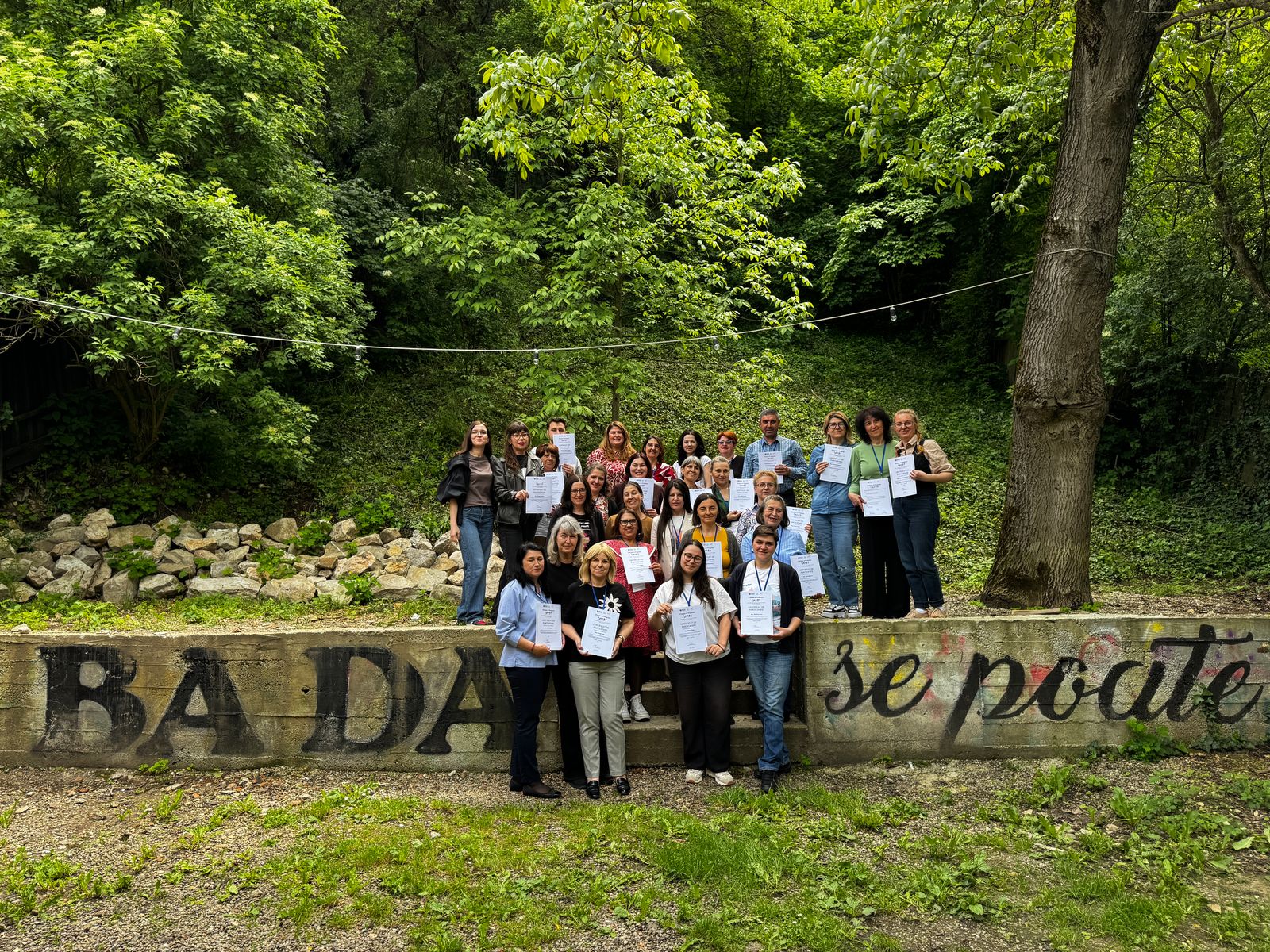 Grup de elevi și profesori în aer liber