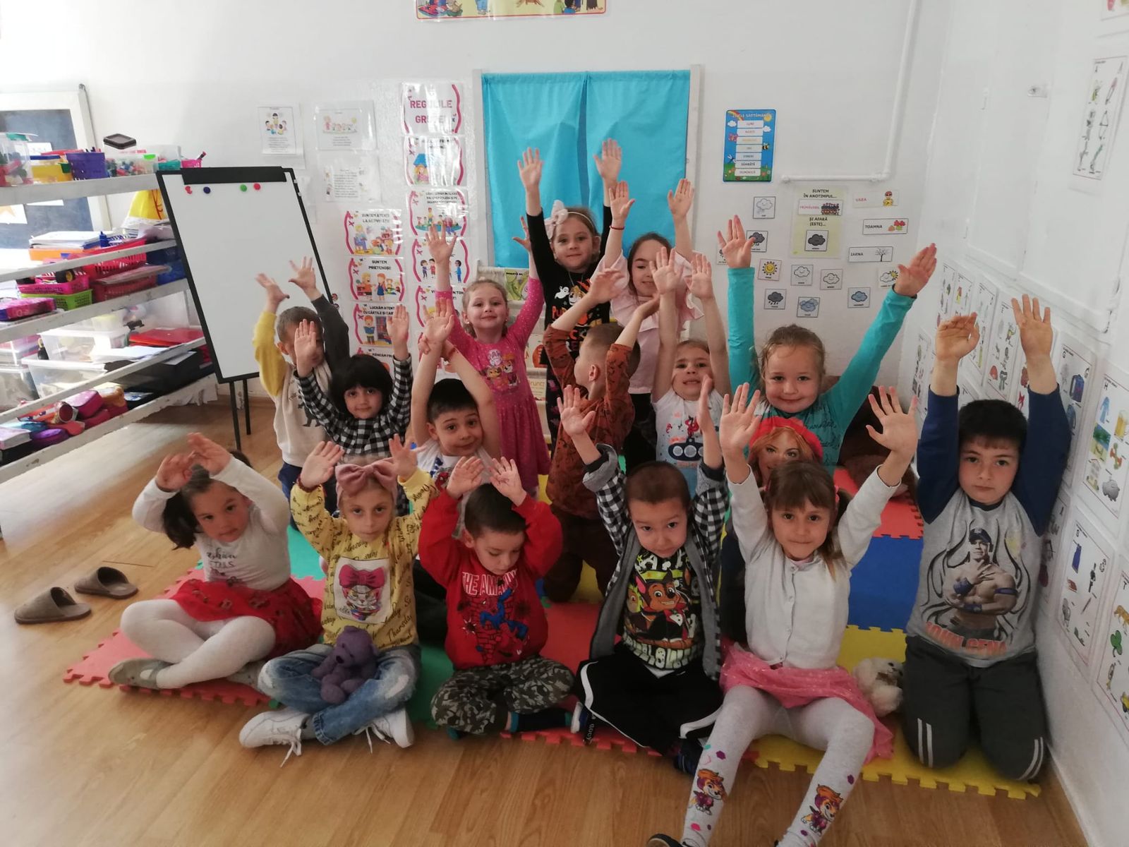 Copii de la grădiniță, bucuroși, în sala de grupă