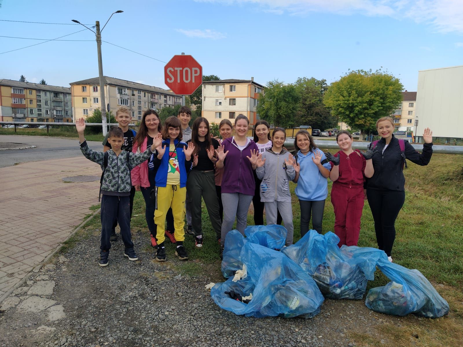 Acțiune de ecologizare cu elevii
