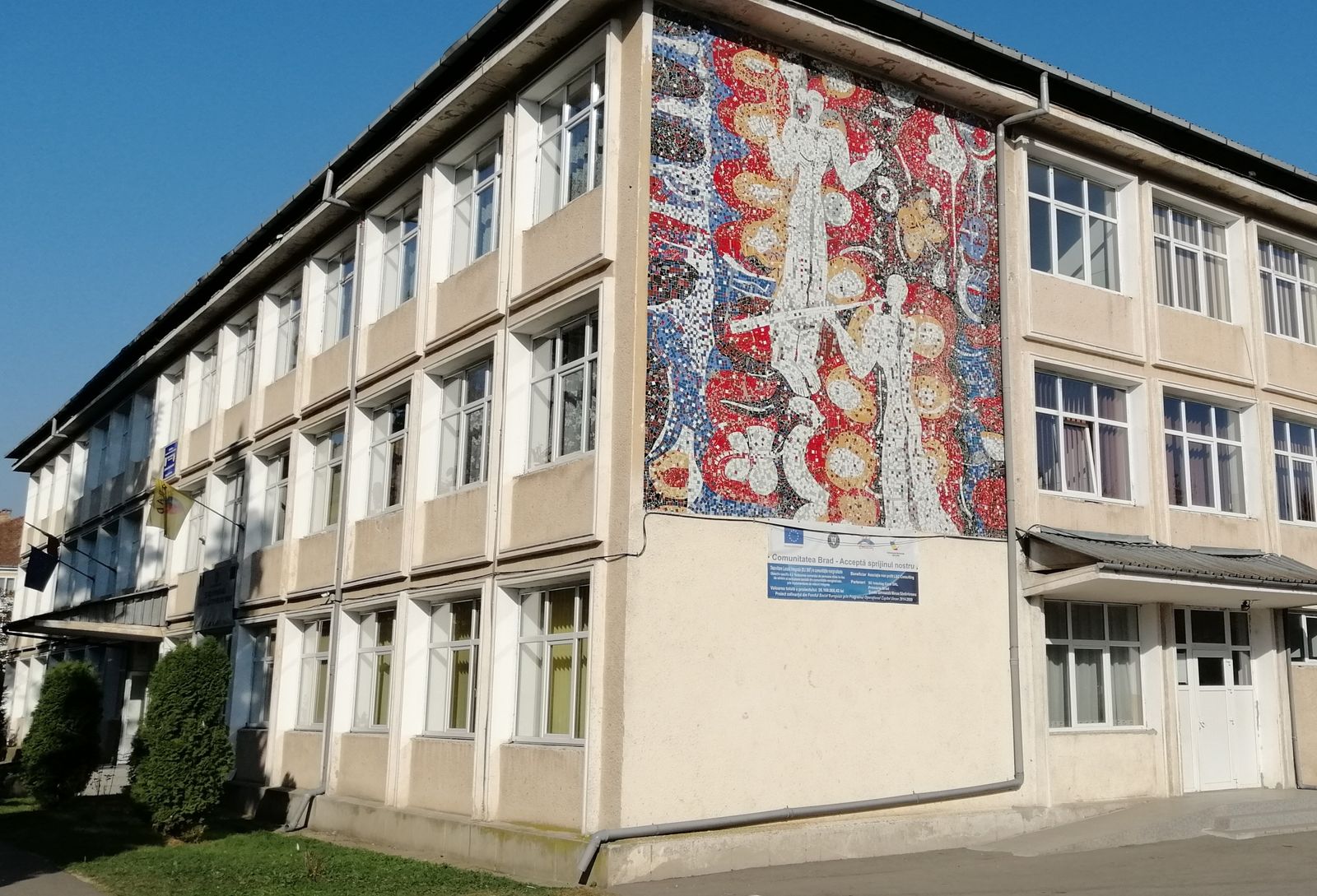 Clădirea școlii, cu mozaicul de pe fațadă